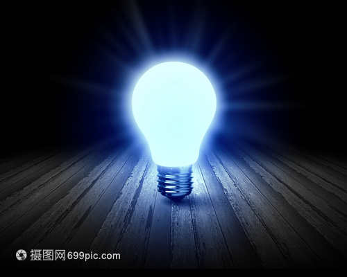 燈泡背景圖像與發(fā)光燈泡木制表